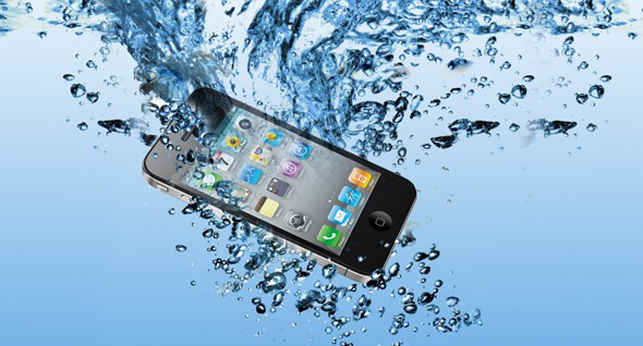 O que fazer quando o celular cai na água